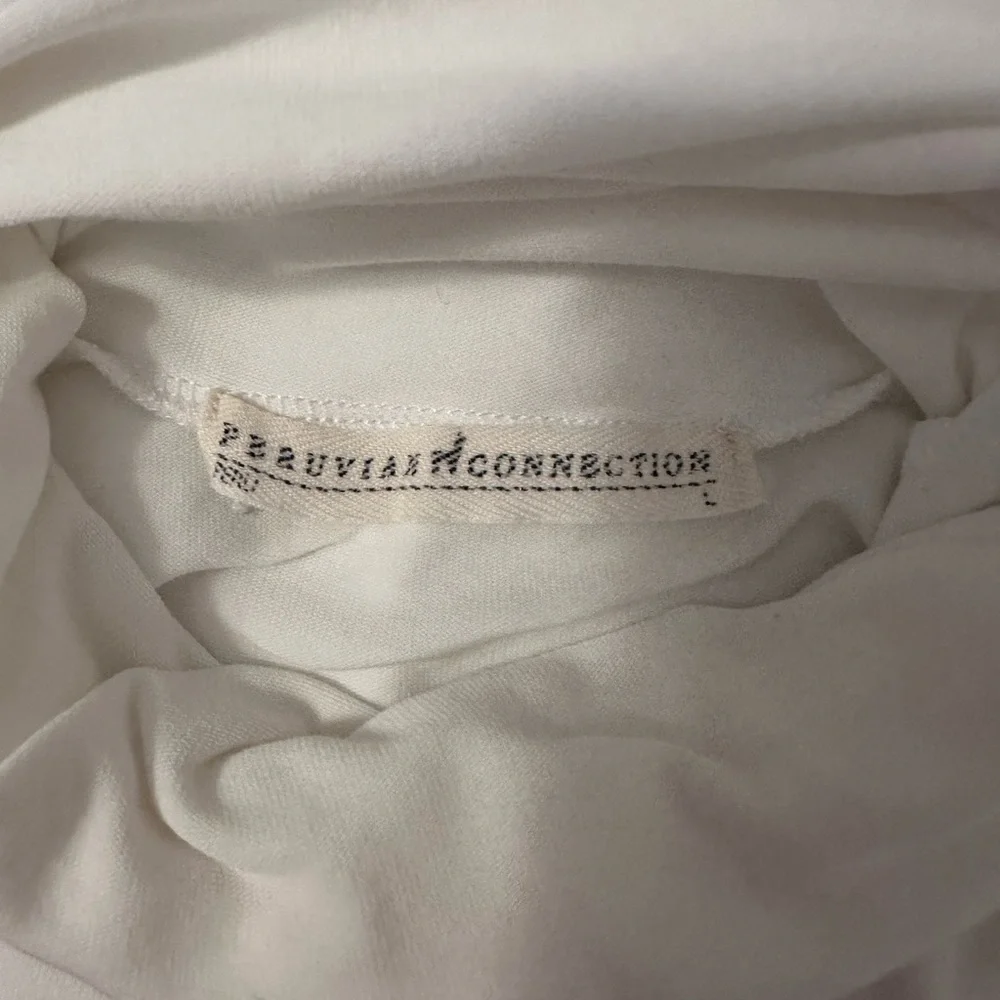 Peruvian connection, white cotton turtleneck.